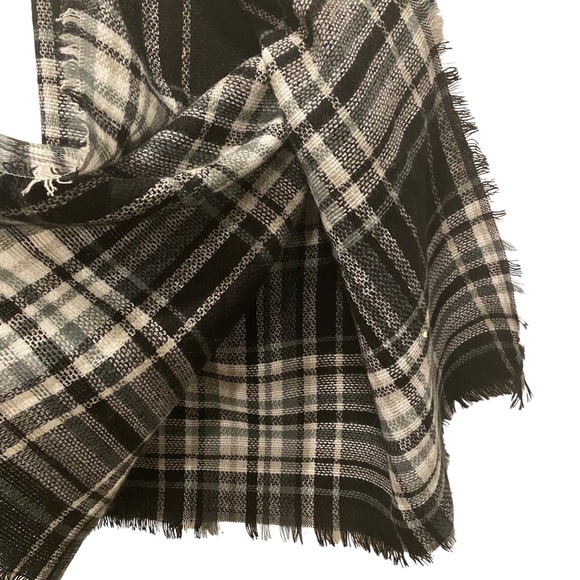 Black Grey White Plaid Knit Blanket Scarf Wrap Shawl - Picture 4 of 4